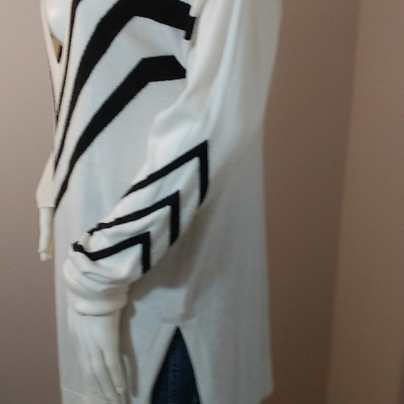 Halogen Cream & Black Striped Knit Long Sleeves Deep V Neck Women's Sweater Sz M - Picture 11 of 12